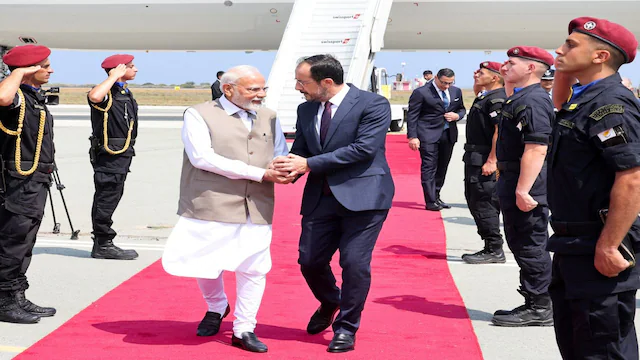 प्रधानमंत्री मोदी को साइप्रस का सर्वोच्च नागरिक सम्मान प्राप्त करते हुए