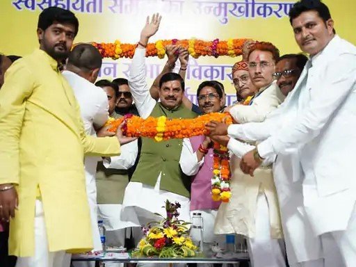 मुख्यमंत्री डॉ. मोहन यादव रीवा के गंगेव में जनसभा को संबोधित करते हुए और विकास कार्यों का लोकार्पण करते हुए