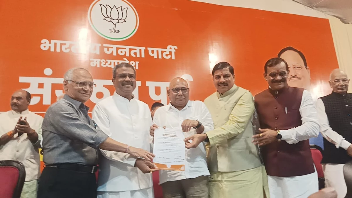 "धर्मेन्द्र प्रधान और मुख्यमंत्री मोहन यादव द्वारा हेमंत खंडेलवाल को भाजपा प्रदेश अध्यक्ष का प्रमाण पत्र सौंपते हुए"
