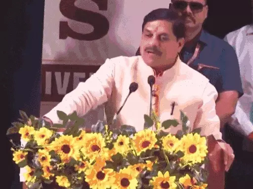 "मध्यप्रदेश के मुख्यमंत्री डॉ. मोहन यादव मंच से भाषण देते हुए, महिला सुरक्षा से जुड़े सवाल का जवाब देते समय।"