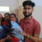 सतना के निजी अस्पताल में स्वस्थ नवजात को गोद में लिए पिता, महिला मेडिकल स्टाफ और परिजन साथ में मुस्कुराते हुए