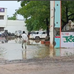मऊगंज थाना परिसर में जलभराव की स्थिति, बारिश के बाद खड़ा पानी और सड़कों पर कीचड़।