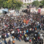 हरदा में करणी सेना के चक्का जाम प्रदर्शन के दौरान भारी भीड़ और पुलिस की तैनाती का दृश्य
