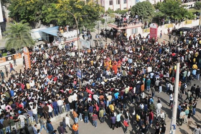 हरदा में करणी सेना के चक्का जाम प्रदर्शन के दौरान भारी भीड़ और पुलिस की तैनाती का दृश्य