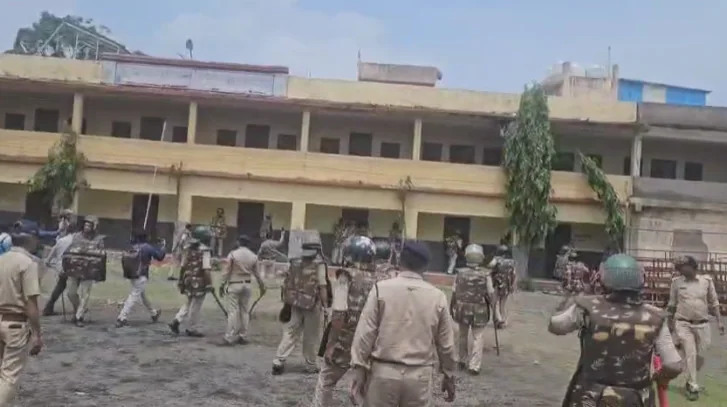 हरदा में राजपूत छात्रावास के भीतर लाठीचार्ज करते पुलिसकर्मी