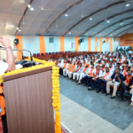भोपाल में भाजपा युवा मोर्चा की बैठक को संबोधित करते मध्यप्रदेश भाजपा अध्यक्ष हेमंत खंडेलवाल