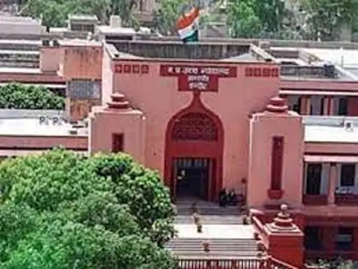 मध्यप्रदेश हाईकोर्ट की इंदौर बेंच की इमारत, जहां NEET-UG रि-एग्जाम को लेकर याचिकाओं पर सुनवाई हुई।