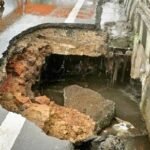एमपी नगर में सड़क धंसने से बना 8 फीट गहरा और चौड़ा गड्ढा — जर्जर नाले की वजह से हादसा टला