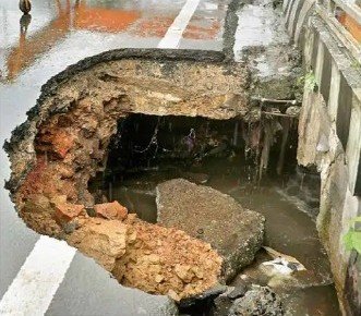 एमपी नगर में सड़क धंसने से बना 8 फीट गहरा और चौड़ा गड्ढा — जर्जर नाले की वजह से हादसा टला