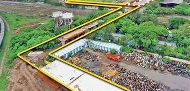 इंदौर में निर्माणाधीन Z-आकार का ओवरब्रिज जिसमें दो तीव्र 90 डिग्री मोड़ स्पष्ट रूप से दिखाई दे रहे हैं।