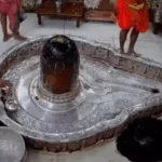 महाकालेश्वर ज्योतिर्लिंग, उज्जैन के गर्भगृह में पूजा-अर्चना करते पुजारी