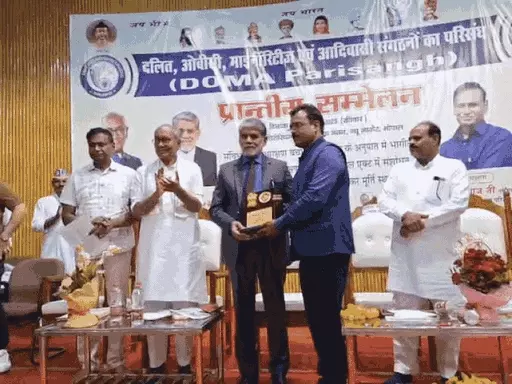 मध्यप्रदेश हाईकोर्ट में डॉ. भीमराव अंबेडकर की प्रतिमा लगाने के प्रस्ताव पर उठे विवाद के बीच मंच से पूर्व मुख्य न्यायाधीश सुरेश कुमार कैत को संबोधित करते हुए देखा जा सकता है।